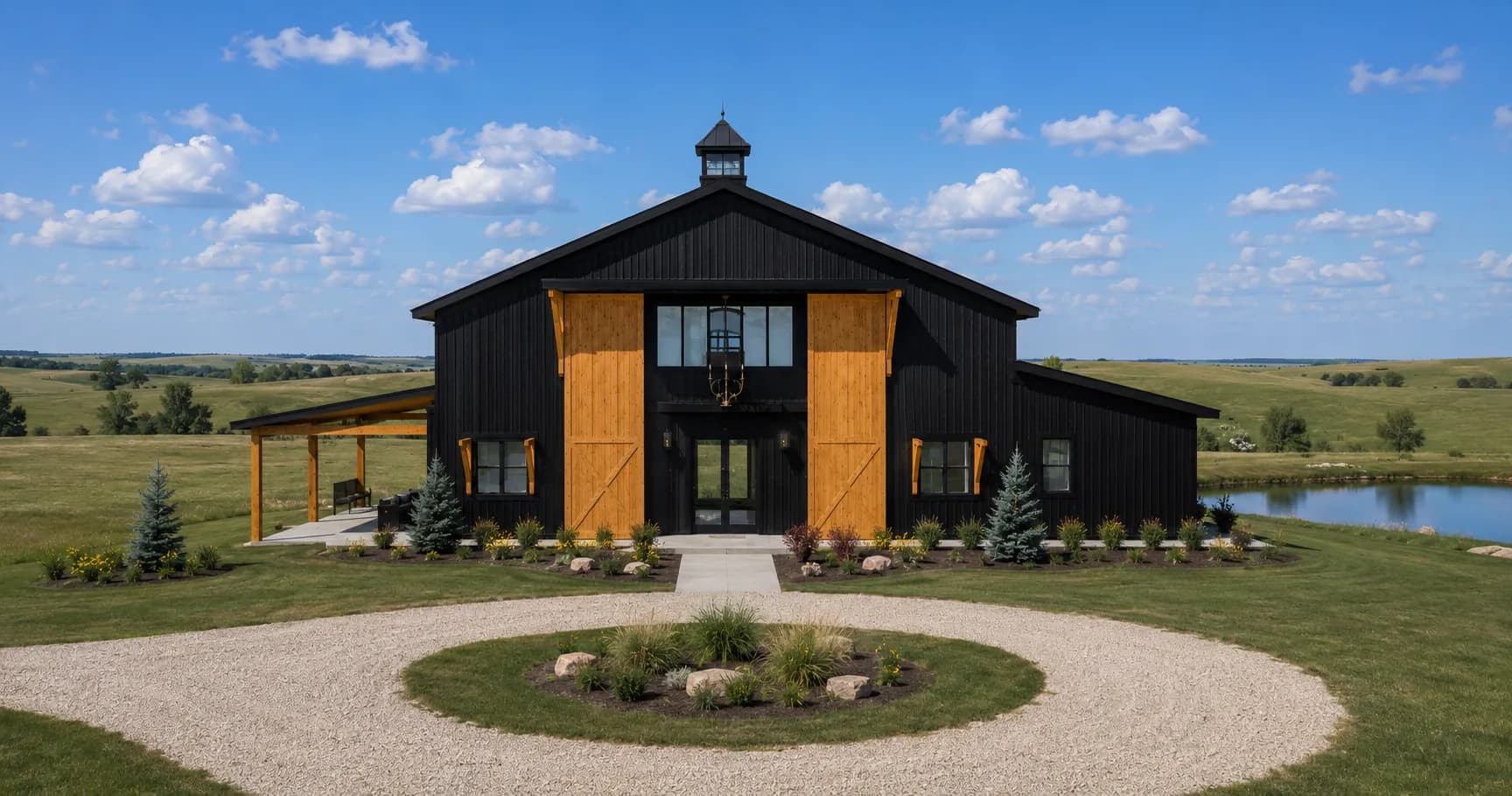 Representación arquitectónica de la entrada a Antelope Creek Ranch Venue cerca de Wichita, Kansas: el granero negro de tablón con puertas de cedro visto desde el camino y la pradera abierta.