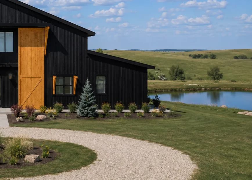 Representación arquitectónica de la laguna de dos acres y la pradera abierta en Antelope Creek Ranch Venue en Oxford, Kansas, con la línea de árboles al fondo.